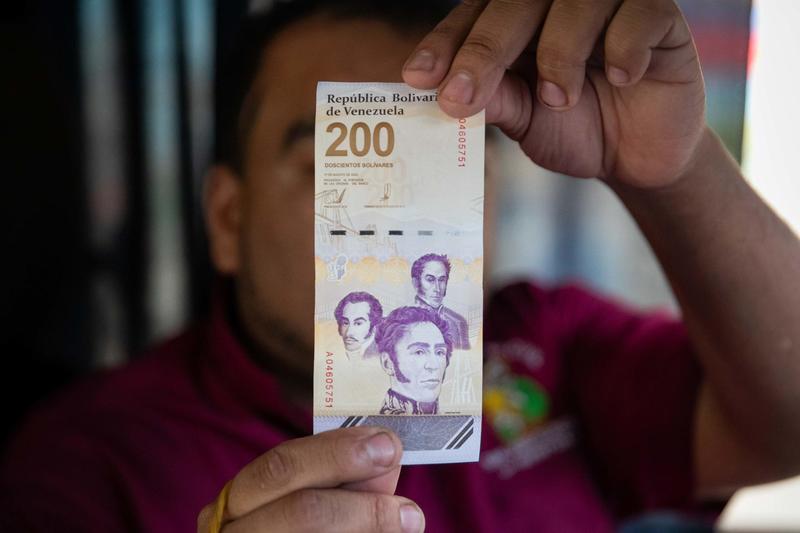 El precio del dólar supera los 100 bolívares en el mercado oficial de divisas