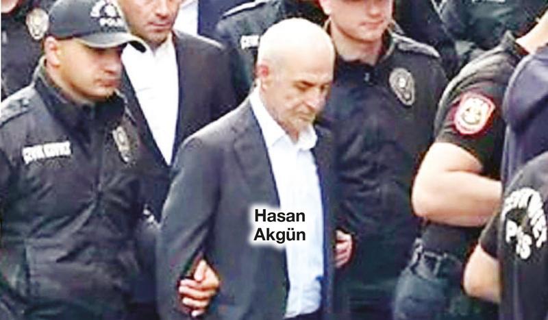 Savaş suçlusu gibi polislerin arasında sıraya sokulan belediye başkanı...
