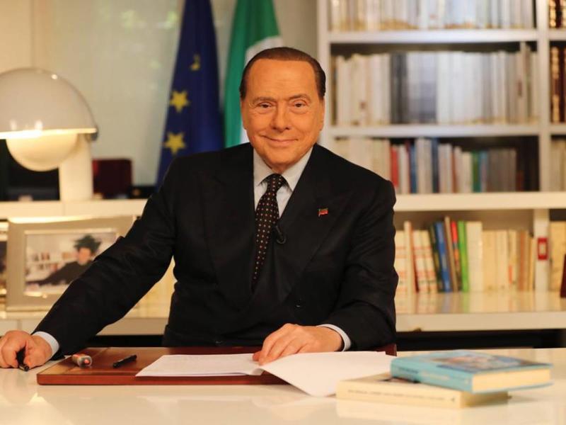 Da nemico a icona universale, il Cav sbanca pure sui social: ora lo amano due italiani su tre