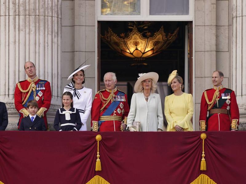 La carrozza, Kate e il premio a Meghan: gli eventi contrapposti della royal family