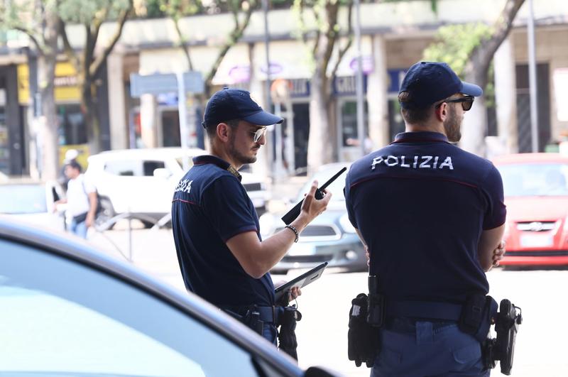 Spedizione punitiva al parco: 16enne preso a bastonate, 6 ragazzini denunciati dalla polizia