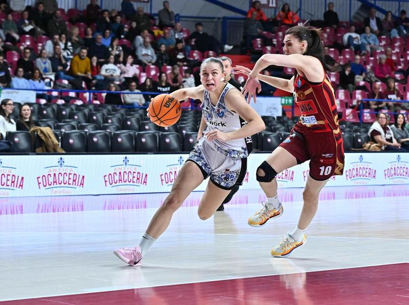 Emilie Brzonova resta a Faenza: ultima stagione con E-Work prima del college USA