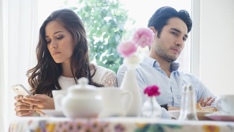 A proposito di denatalità, e se ad allontanare uomini e donne fossero gli smartphone?