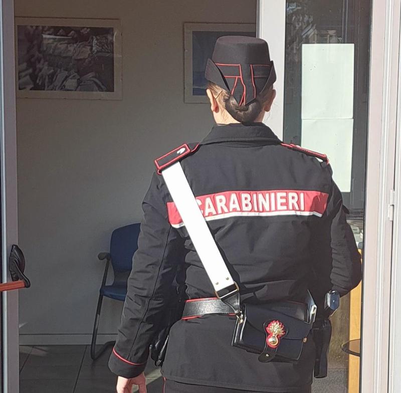 Correggio, spray e cacciavite per rapinare una pensionata