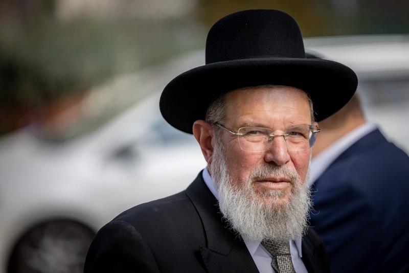 Chief rabbis call on public to adhere to IDF guidelines, stay home from synagogues