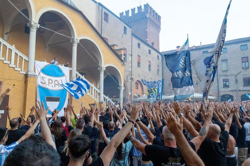 Rispetto e garanzie sul futuro. Il popolo Spal sfila in centro
