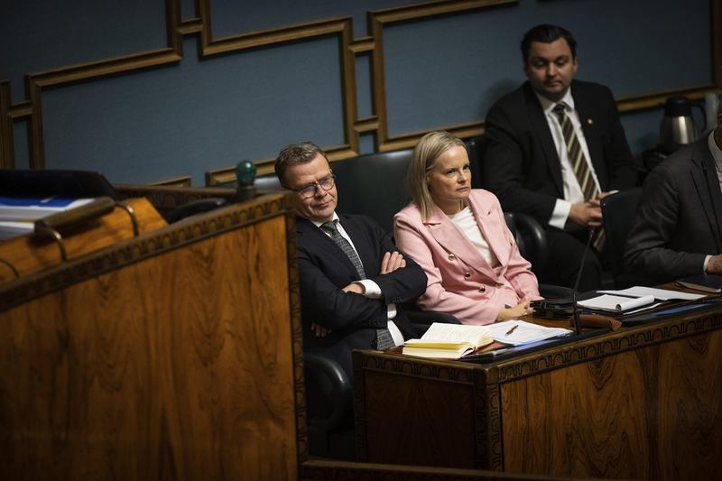 Politiikka | Lukijalta: Velkaantuminen taittuu teoilla, ei löysillä puheilla