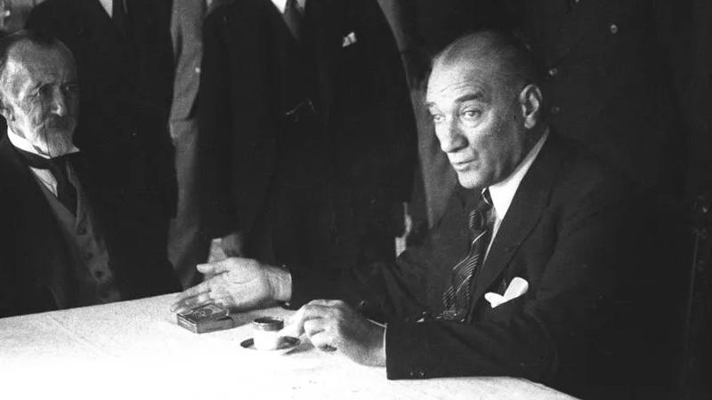 Kaya Boztepe: Atatürk sadece zeybek oynarken diz çökmüş bir liderdir; bir millet küllerinden doğar ve o doğuşun adı Sarı Paşa olur