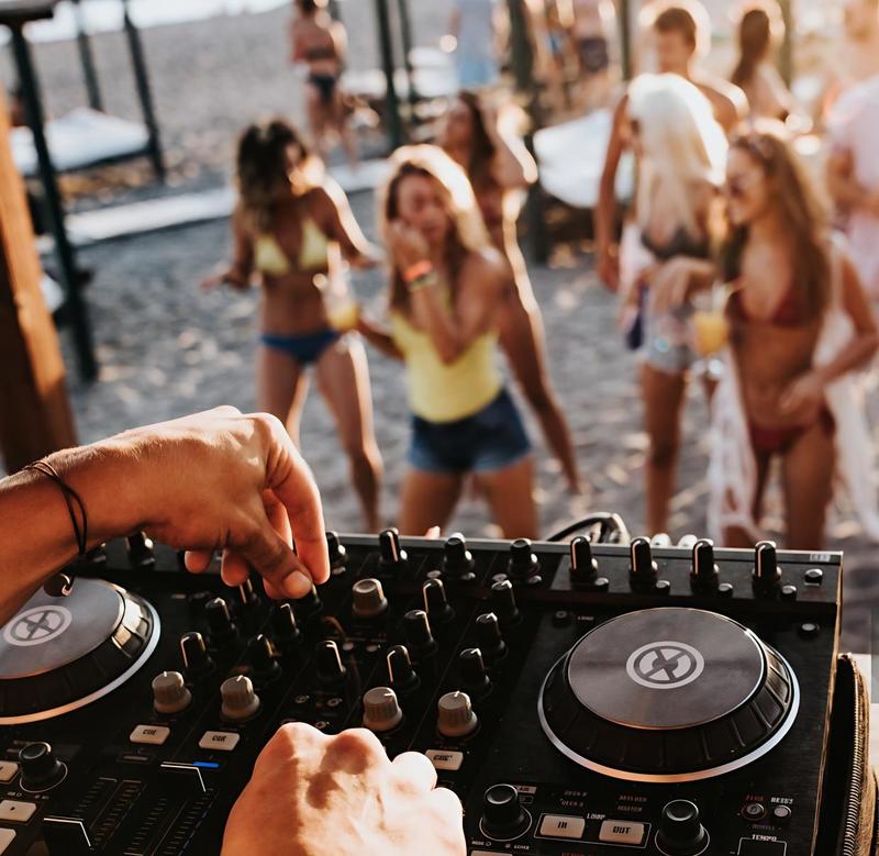 Discoteca analcolica per i ragazzi sulla spiaggia di Ponente