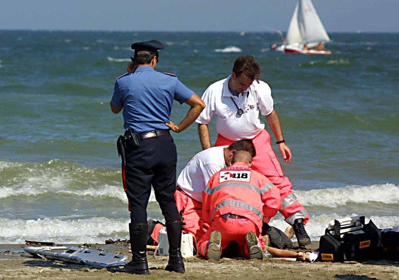 Malore in riva, turista toscana rianimata davanti ai bagnanti
