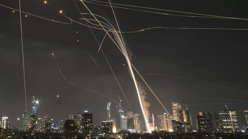 Israel e Irán intercambian misiles y bombardeos en una noche de sirenas antiaéreas y fuegos artificiales