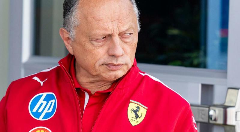Ferrari, Hamilton e Leclerc si schierano con Vasseur: troppe chiacchere, il nostro è un progetto a lungo termine