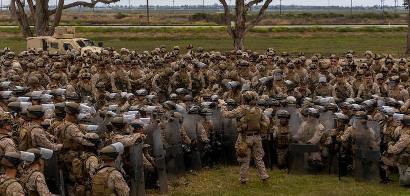 Tanques nas ruas, tesoura no orçamento: O verdadeiro alvo de Trump é a classe trabalhadora
