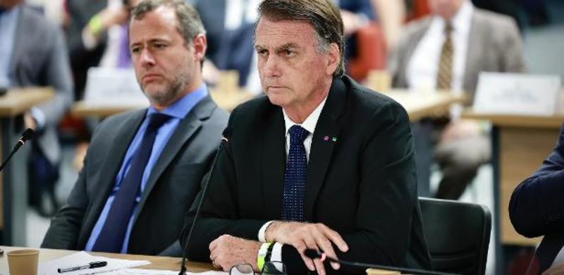 Bolsonaro fica pequeno com Moraes e depois vira tigrão nas redes