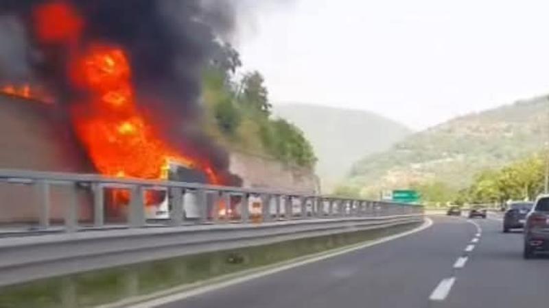 Avellino, bus prende fuoco sulla A16 Napoli-Canosa:Â i 28 passeggeri in salvo camminando sull'autostrada