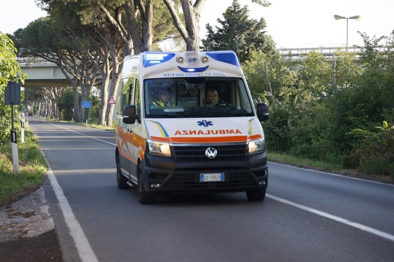 Pieve Emanuele, ciclista travolto e ucciso sul ponte del Lambro: l’investitore fugge, poi va a costituirsi con il papà