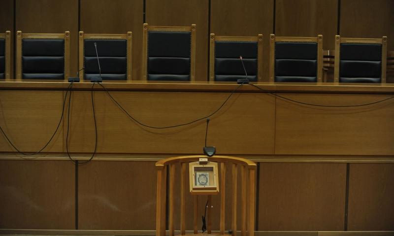 Ένας… φυγόποινος Υπουργός στο εδώλιο με… κουκούλα για το φαγοπότι στις ΜΚΟ