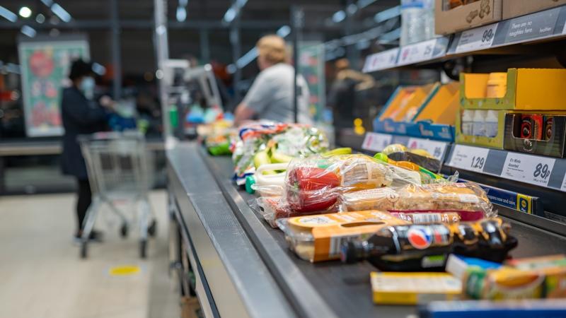 Baby gang aggredisce donna al supermarketÂ Identificati in 4, hanno da 12 a 16 anni: dopoaverla picchiata sono andati in pasticceria
