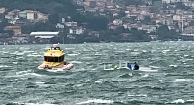 Catamarano alla deriva a Dervio: una velista soccorsa, l’altro trainato a riva con la barca /