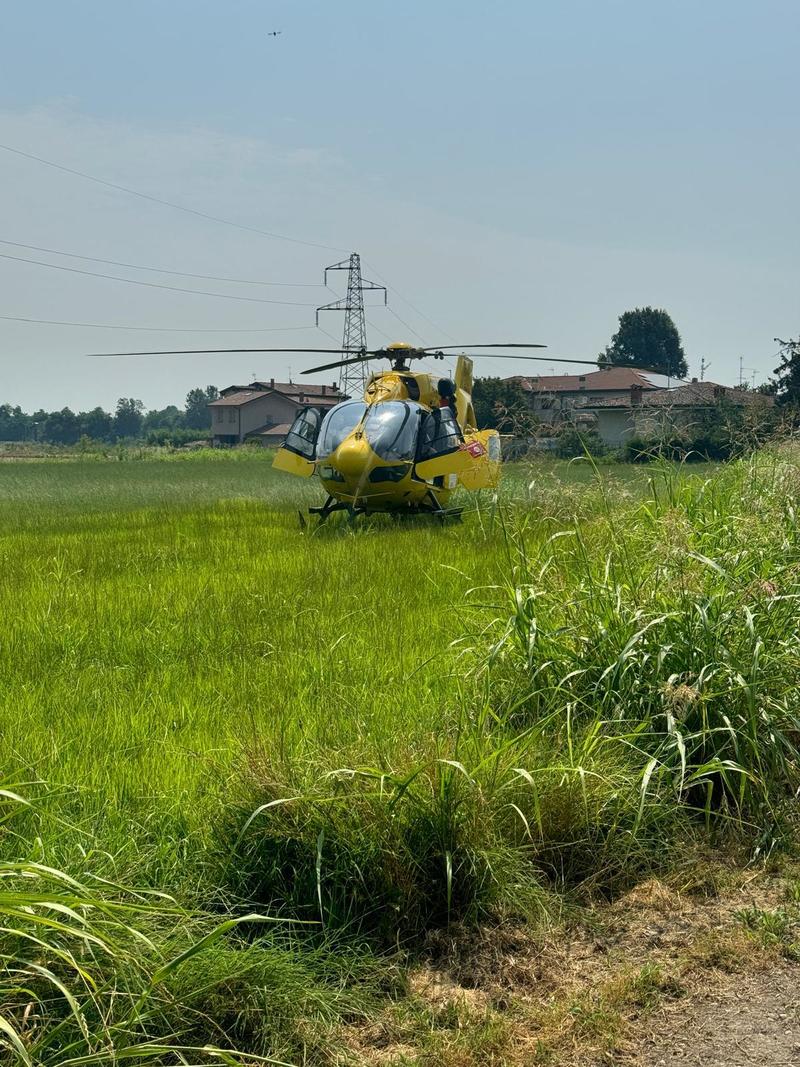 Lodi, ciclista investito e scaraventato sull’asfalto da un’auto: è in condizioni gravissime