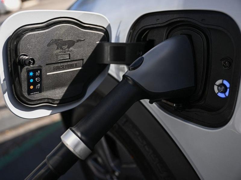 Lorne Gunter: Carney Liberals stubbornly holding onto EV lost cause This week, the Carney Liberals announced they had no intention of changing the Trudeau government’s planned ban on gasoline-powered cars, trucks and vans beginning next year. Whether you want an EV, you’ll be forced to buy one if you buy any new vehicle by 2035.