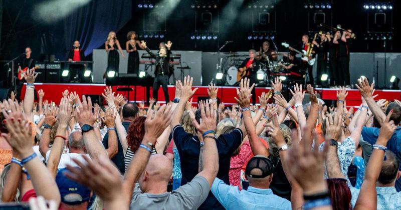 Gary Barlow shines at a Forest Live show that crowds will 'Never Forget'