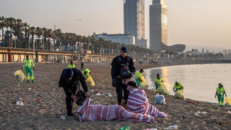 Un bebé de un mes y un hombre, heridos graves en una noche de Sant Joan con un millar de avisos a los bomberos