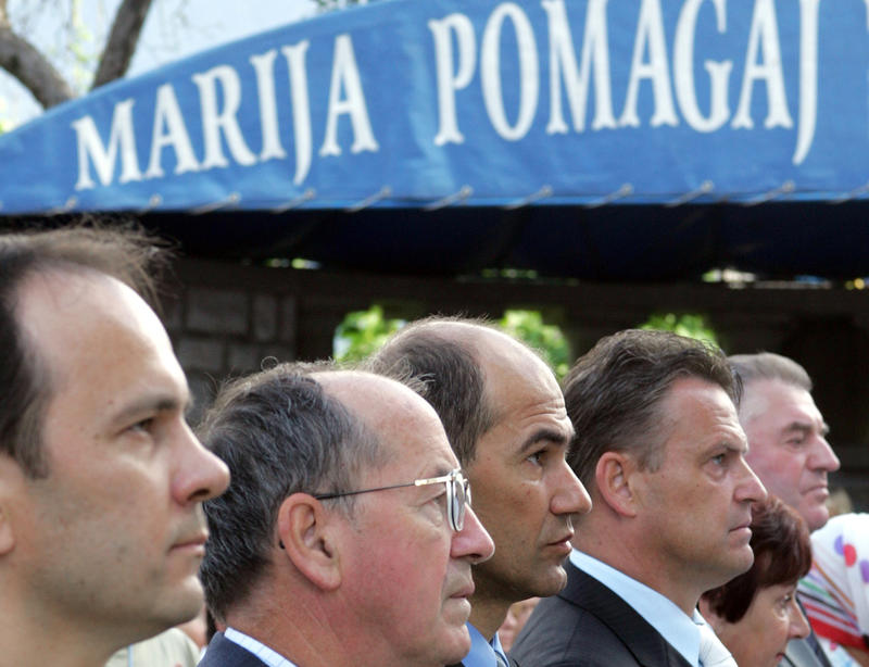 (POGLED) SDS poskuša z “mašami za domovino” ukrasti NSi volilce. Janša pride maševat na dom