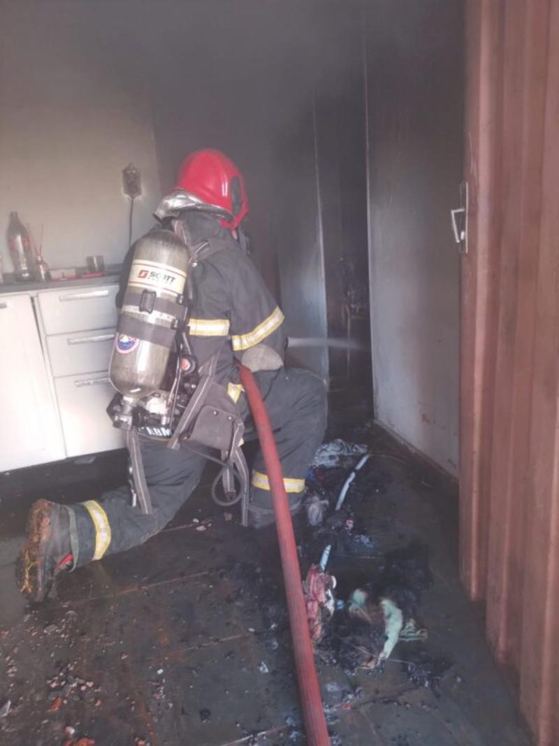 Residência é parcialmente destruída por incêndio no Jardim América, em Bocaiuva