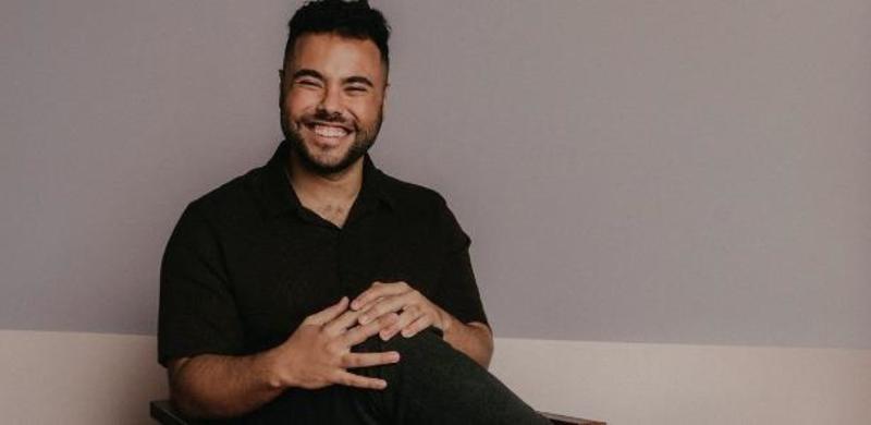 'Ter mãe lésbica não ajudou a me assumir gay', diz roteirista de 'Dona de Mim'