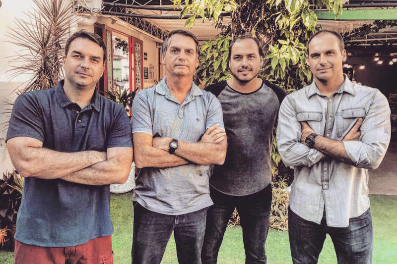 Não há idiotas na família Bolsonaro