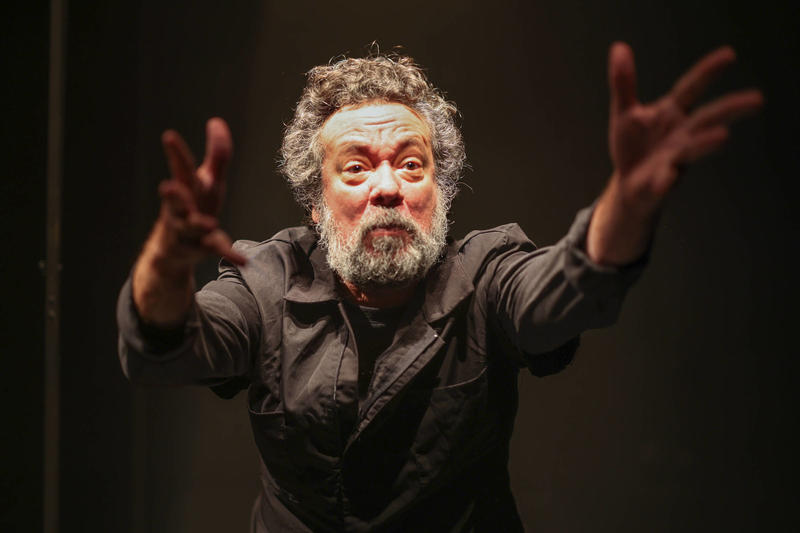 Márcio Vito encarna três personagens e expõe tensões sociais em 'Claustrofobia'