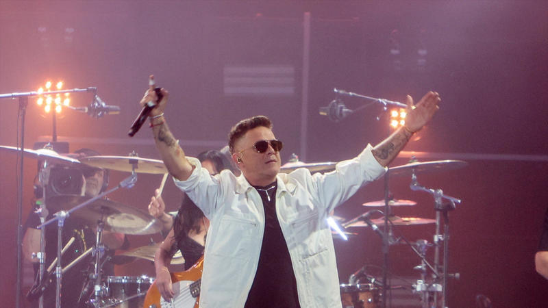 Alejandro Sanz en la puerta del insti