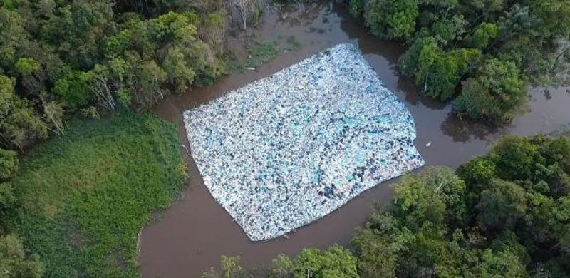 Lixão em rio da 'Veneza peruana' abala cidade do AM e vira caso diplomático