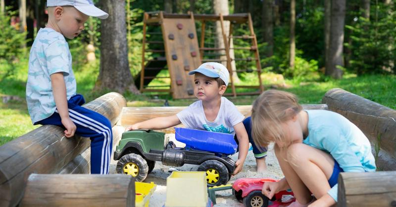Balancing Summer Screen Time: A Healthy Play Diet for Kids