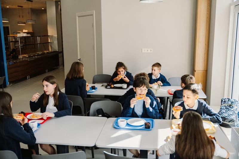 No más ‘chuches’ en la escuela: la importancia de la nueva normativa para el comedor
