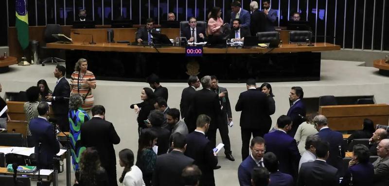 É a política, estúpido!