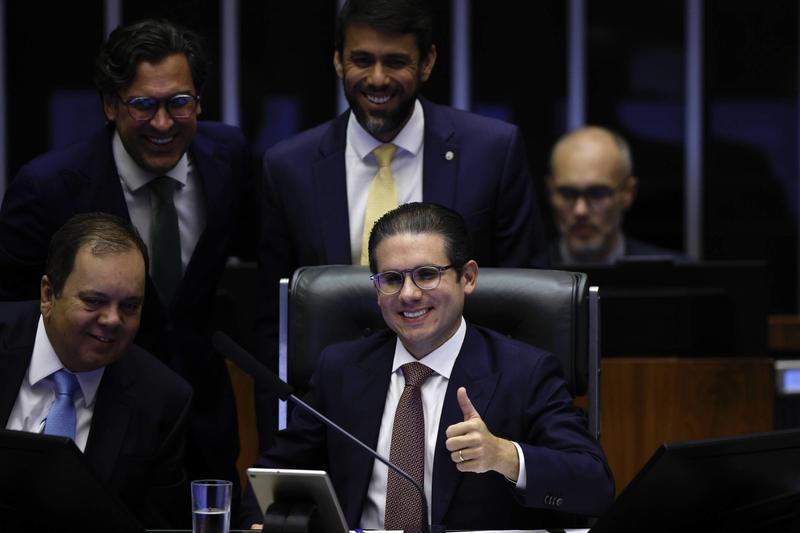 País está numa sinuca de bico