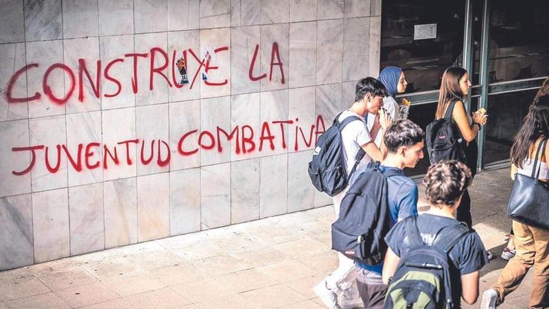 Las mujeres se identifican como bisexuales cuatro veces más que los hombres