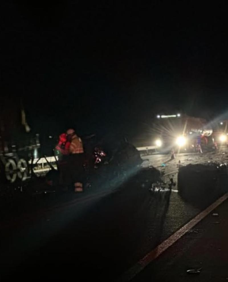 Batida frontal entre carro e caminhão carregado de roupas deixa dois mortos na BR-135, em Buenópolis