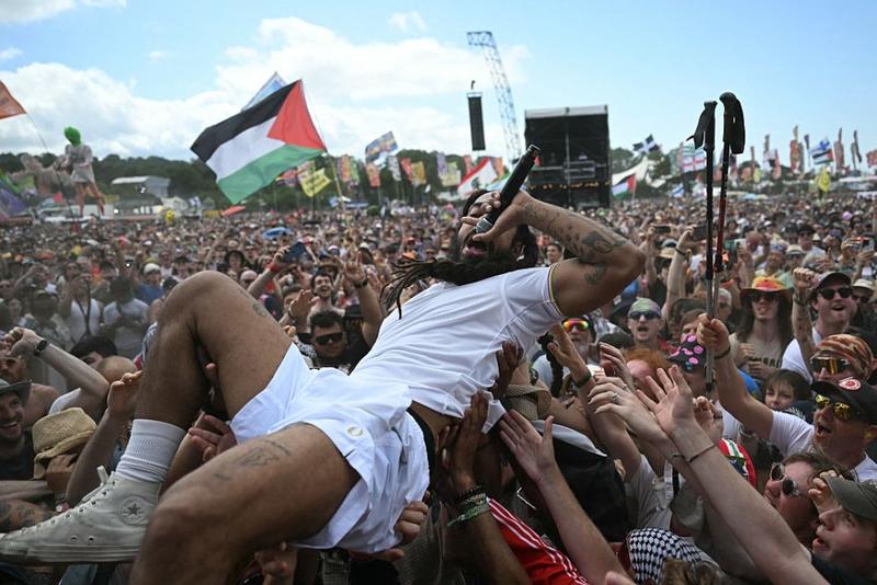 Watch: Glastonbury crowd chant ‘death to the IDF’