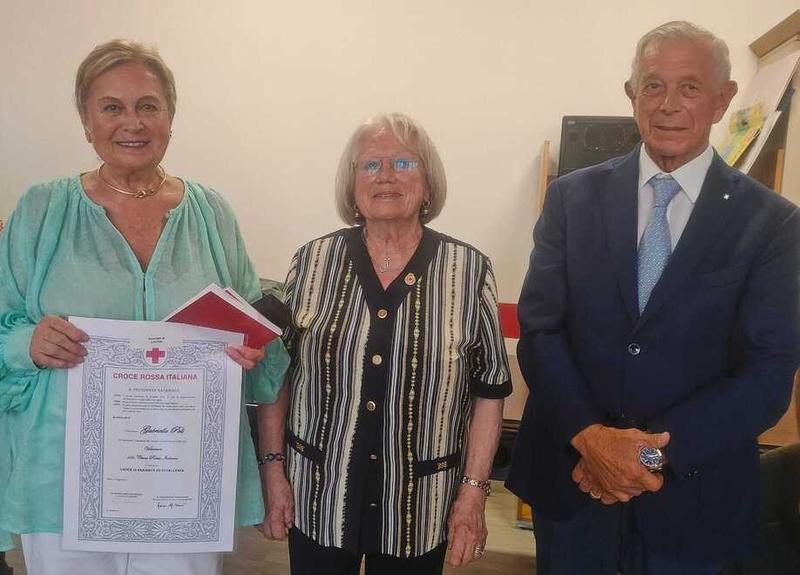 Livorno: la sorpresa di Piero Neri alla moglie premiata per i 50 anni in Croce Rossa