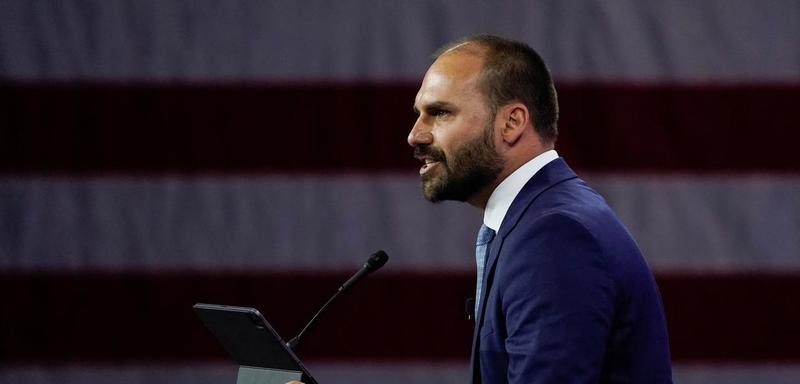 Coordenador do grupo Prerrogativas diz que Eduardo Bolsonaro cometeu crime de lesa-pátria