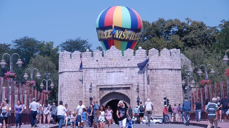 Koncert na buvljaku, nastupi na konjskim karucama, besplatne ulaznice prodavcima: Nišvil 2025.