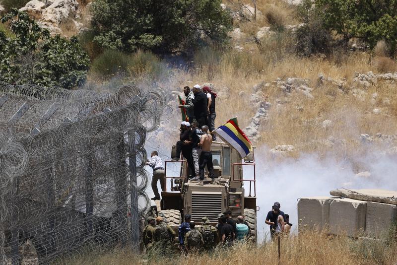 Border chaos as 1,000 Druze breach frontier into Syria; heavy IDF strikes hit Damascus