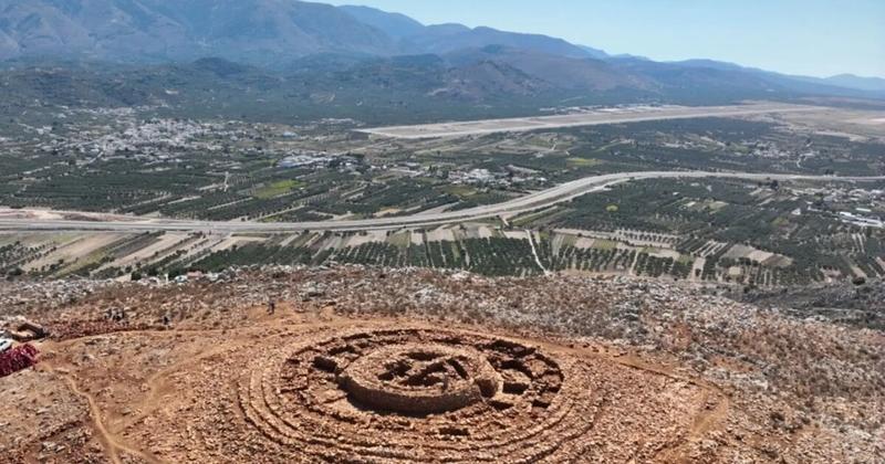 Προστασία του λόφου της Παπούρας: αναγκαία η προσβολή της απόφασης του ΚΑΣ