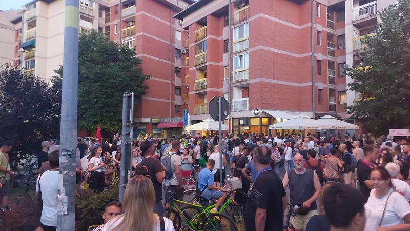 Protesti u nekoliko gradova: U Novom Sadu verbalni sukob funkcionera SNS sa građanima koji protestuju, u Krnjači „dinstanje“ sa Jovom Bakićem (VIDEO)