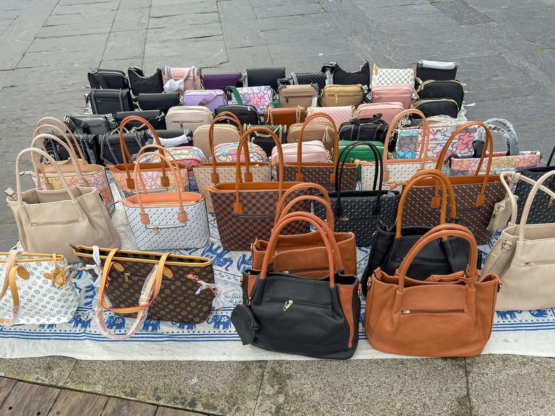 Contrefaçon des produits de luxe Vuitton, Saint Laurent, Chanel ou Hermès… Pourquoi la pression sociale l’emporte sur la morale