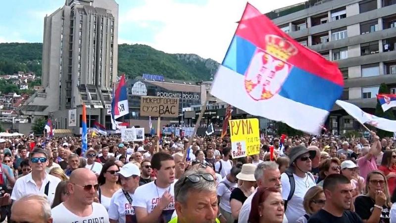 Šta švajcarski nedeljnik piše o protestima u Srbiji i „desničarsko-nacionalističkom“ predsedniku Vučiću