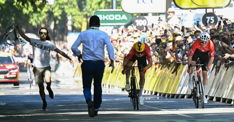 Pro-Palestinian demonstrator arrested at Tour de France